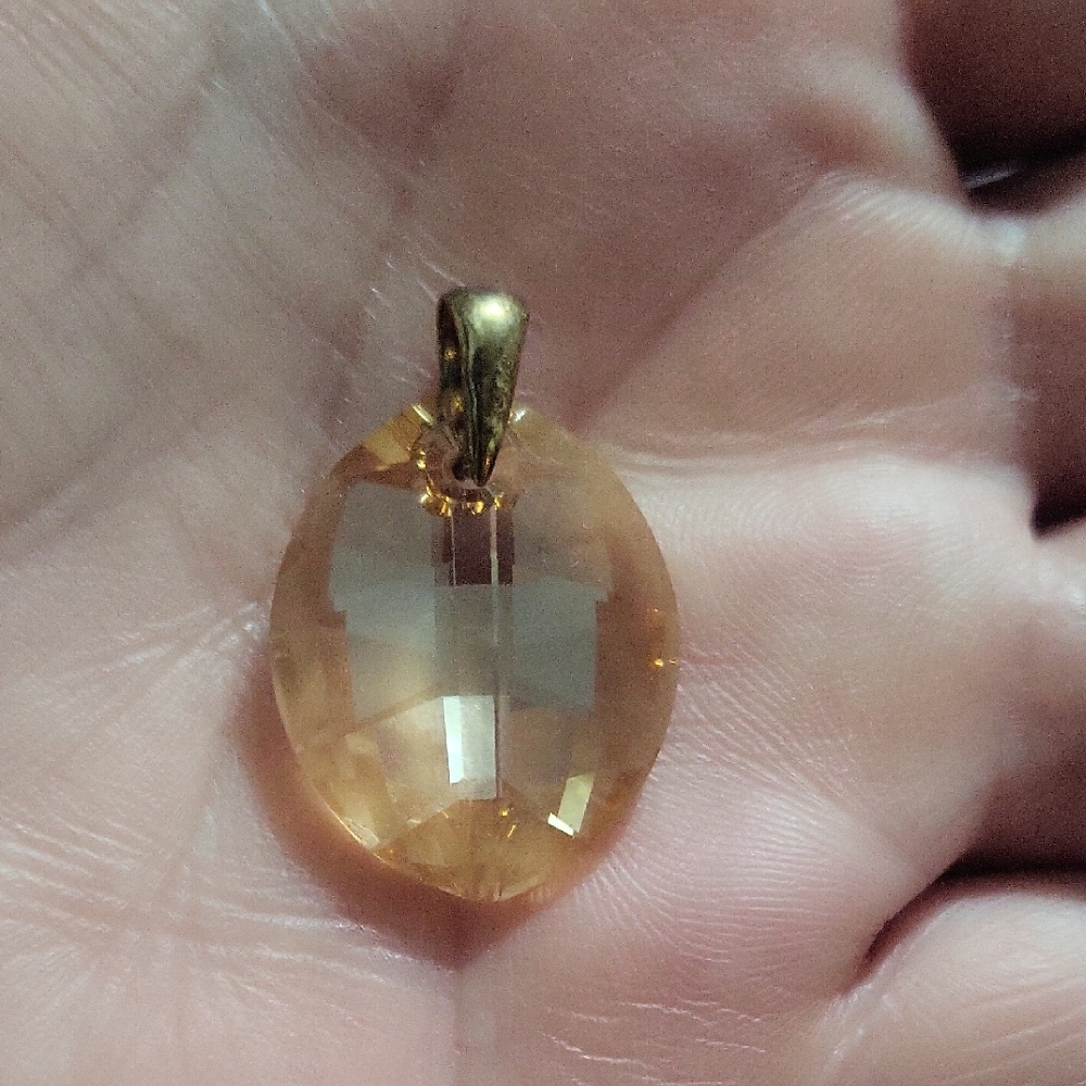Elegant Gold Pendant Necklace